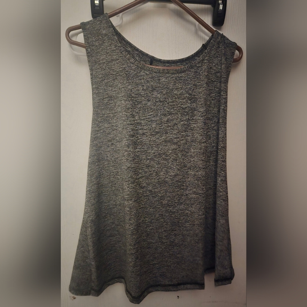 2x Sleeveless Women's Top